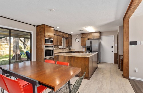 Irving House | Irving, Tx Home in heart of DFW, dog friendly!