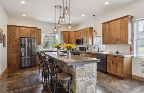 Bay City House | Isabelle Creek Haven - Ultimate Group Getaway