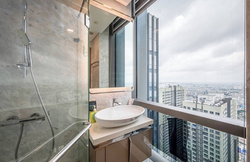 Hang Xanh Hotel | Isabelle Luxury inside Landmark 81 Tower