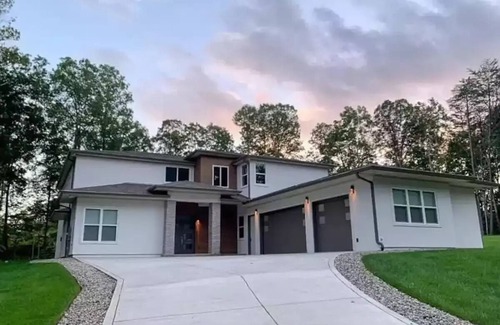 McMinnville Villa | ISHA Village Large room with Mountain Retreat