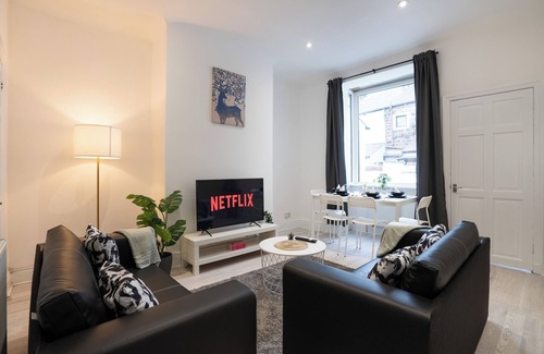 Burnley House | Isimi Burnley 3 bedroom modern house, free parking