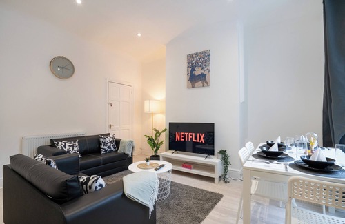 Burnley House | Isimi Burnley 3 bedroom modern house, free parking