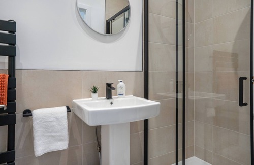 Burnley House | Isimi Burnley 3 Bedroom Modern House, Free Parking