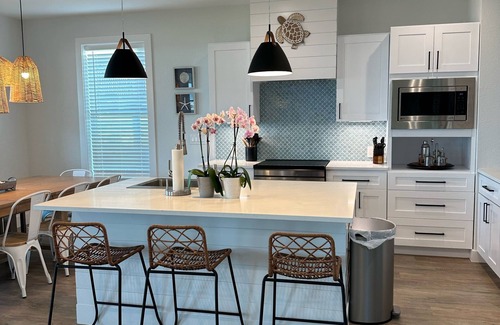 Freeport House | Island Breeze - Sleeps 18 - Brand New Spacious 5-Bedroom Beach Front House