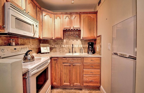 Island Estate Condo | Island Flat 103 Charming Condo
