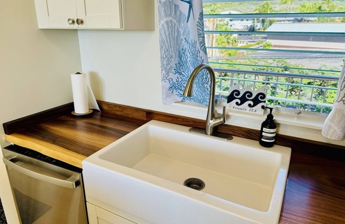 Historic Kailua Village Condo | Island Glow Kailua Village, AC and ocean views in the heart of Kailua Kona
