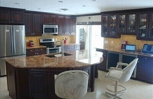 Central Beach House | Island Living, Within Walking Distance To Beach Restaraunts Shops Parks Marina