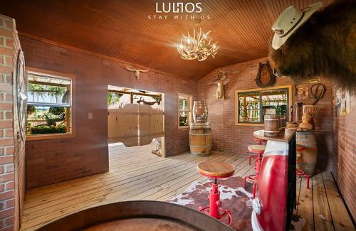 Ludlam House | Island Paradise - Pickleball, Football, Pool Bliss L61