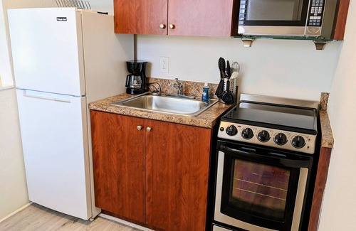 Deerfield Beach Apartment | Island Studio 108 w/Pool View 482 Feet to Beach