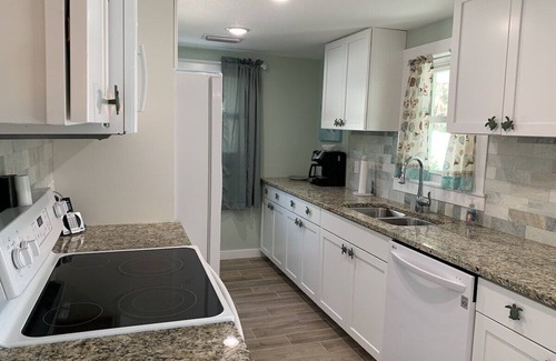 Holmes Beach House | Island Vibe 6: Close to Beach with Private Heated Pool