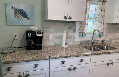 Holmes Beach House | Island Vibe 6: Close to Beach with Private Heated Pool