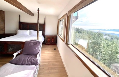 Juan de Fuca Electoral Area House | Island Villa with breathtaking Views