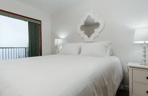 Juan de Fuca Electoral Area House | Island Villa with breathtaking Views
