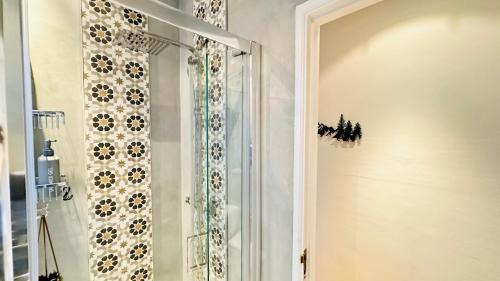 London Borough of Hounslow House | Isleworth House London by Smart Corporate Stays