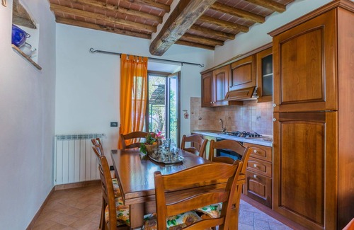 Castelnuovo di Val di Cecina Apartment | Cosy apartment for 8 people with pool, WIFI, TV, patio, pets allowed and parking