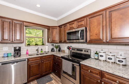 Townsend House | It is wintertime in TN- comfortable, clean, in a gated community & near food!