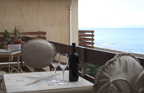 Marina di Castagneto Carducci Apartment | Flat directly by the sea, with stunning views from the terrace