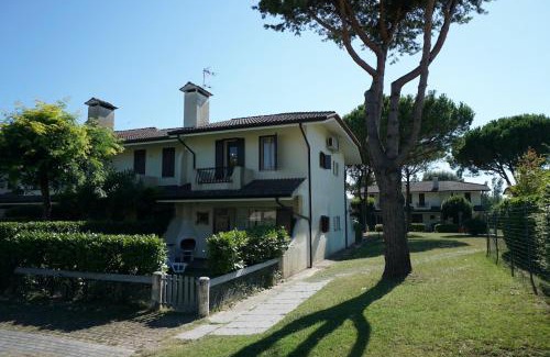 Porto Santa Margherita Villa | Spacious villa with private garden and shared pool