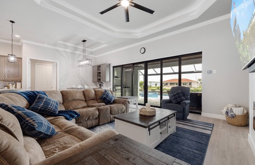 Burnt Store House | It's a GOLD RUSH! Paddleboard, Kayak, Saltwater Pool & Spa - Villa Sea'n Coastal View - Roelens