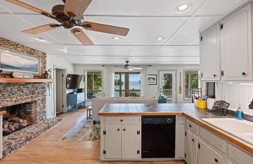 Hartwell House | It's A Great Dam View! LAKEFRONT Family-Friendly 4BR/3B Cottage at Lake Hartwell