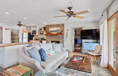 Hartwell House | It's A Great Dam View! LAKEFRONT Family-Friendly 4BR/3B Cottage at Lake Hartwell