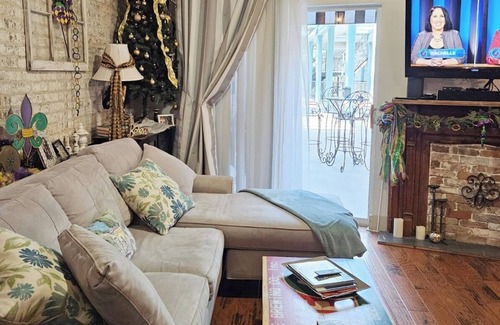 French Quarter Apartment | IT'S FALL, Y'ALL! WHERE Y'AT! 1B/1B w/PATIO; GAR. PARK. INCLUDED!