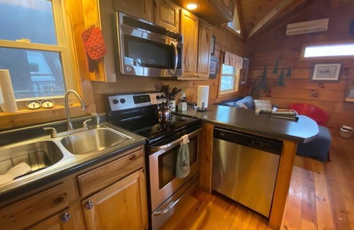 Fancy Gap House | It's Five O'Clock Here - Cozy Waterfront Cabin with a HOT TUB on the Blue Ridge Parkway! Pet Friendly