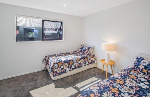 Lower Hutt House | It's Gettin' HUT in Here