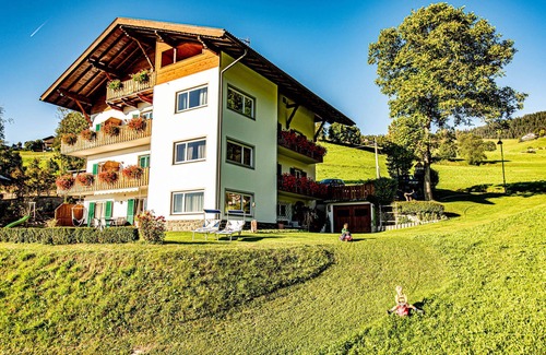 Castelrotto Apartment | Apartment “Haus Lohengrin - Ferienwohnung 2” with Mountain View, Wi-Fi, Balcony & Garden
