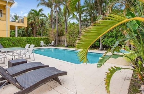 Birch Park Finger Streets House | Italian Beach House with Pool & King Bed 💎