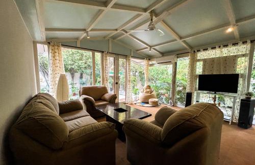 Varanasi Ski Chalet | ITH Luxury Cottage 'Hibiscus'