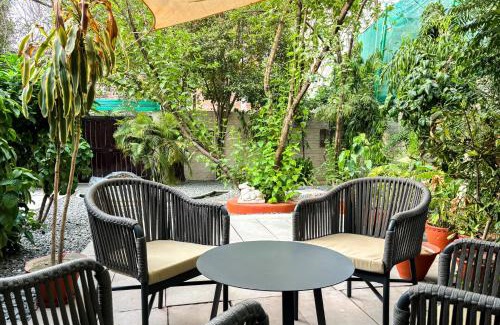 Varanasi Ski Chalet | ITH Luxury Cottage 'Hibiscus'