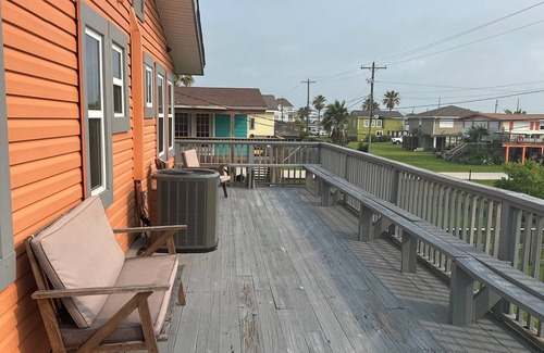 Galveston House | Its Island time at Sea La Vien5 minutes from the beach with private fishing pier