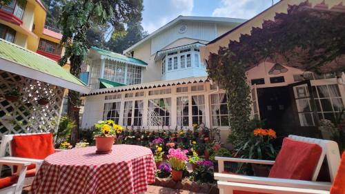 Darjeeling Hotel | Ivanhoe Hotel (A Heritage Property)