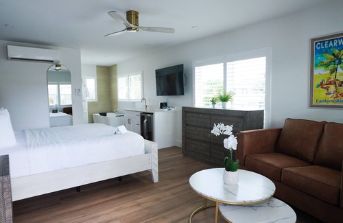 Clearwater Beach Hotel | Ivory Sands Beach Suites - Executive Water View King with Jacuzzi