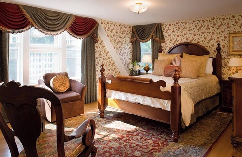 Bellevue Avenue Historic District Bed & Breakfast | Ivy Lodge Bed & Breakfast