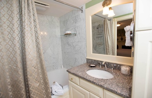 Bellevue Avenue Historic District Bed & Breakfast | Ivy Lodge Bed & Breakfast