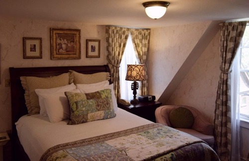 Bellevue Avenue Historic District Bed & Breakfast | Ivy Lodge Bed & Breakfast