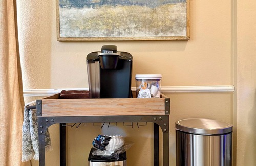 Indian Wells Condo | IW 1 Bedroom Condo, Awesome Patio with Pool and Mountain Views
