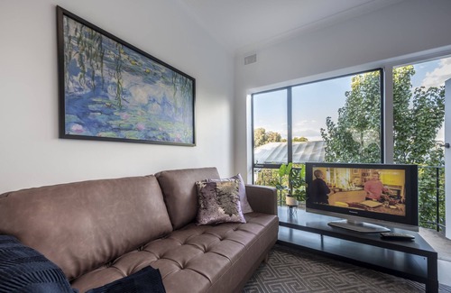 Wayville Apartment | Jacaranda Apartment | Wayville Walk to Tram