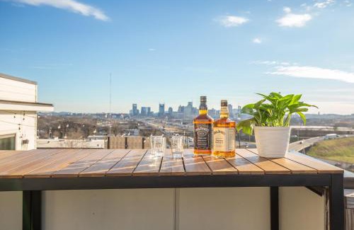Talbot's Corner House | Jack Daniels House with Rooftop Golf, City views! 8min to Whiskey Row! Sleeps 10!