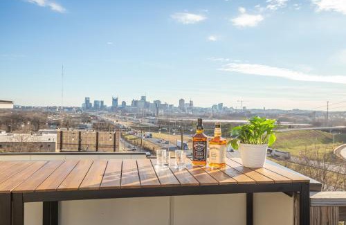 Talbot's Corner House | Jack Daniels House with Rooftop Golf, City views! 8min to Whiskey Row! Sleeps 10!