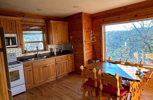 Jasper Cabin | Jack's Wonder Inn 3 Bedroom Cabin. Starlink/Woodfired Hot Tub!