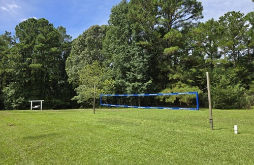 McCutcheon Field House | Jacksonville Ranch with private Hottub and Pool, stocked Pond with row boat, Bike and Hiking trails
