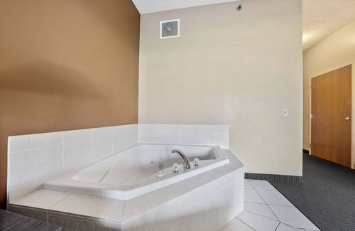 Put-in-Bay Hotel | Jacuzzi Tub & King Bed Put-in-Bay