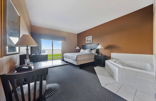 Put-in-Bay Hotel | Jacuzzi Tub & King Bed Put-in-Bay