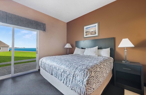 Put-in-Bay Hotel | Jacuzzi Tub & King Bed Put-in-Bay