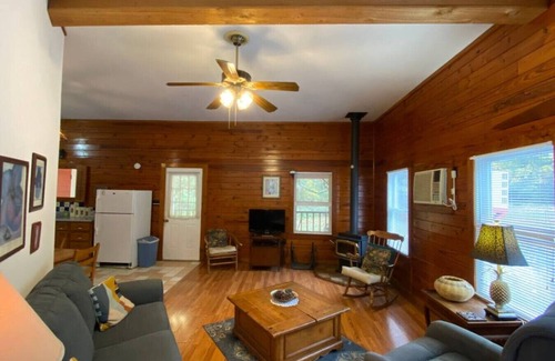 Eureka Springs Cabin | Jacuzzi Tub Secluded Cabin w/Pond Downtown 3 mi