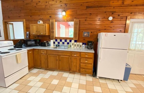 Eureka Springs Cabin | Jacuzzi Tub Secluded Cabin w/Pond Downtown 3 mi