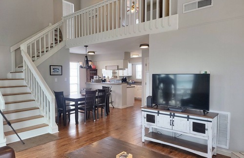 Jamaica Beach House | Jamaica Beach! Fishing light, kayaks, pool access!